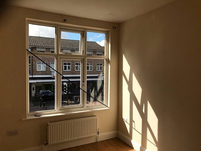 2 Bedroom Flat To Rent In High Road, Bushey Heath, Bushey, WD23