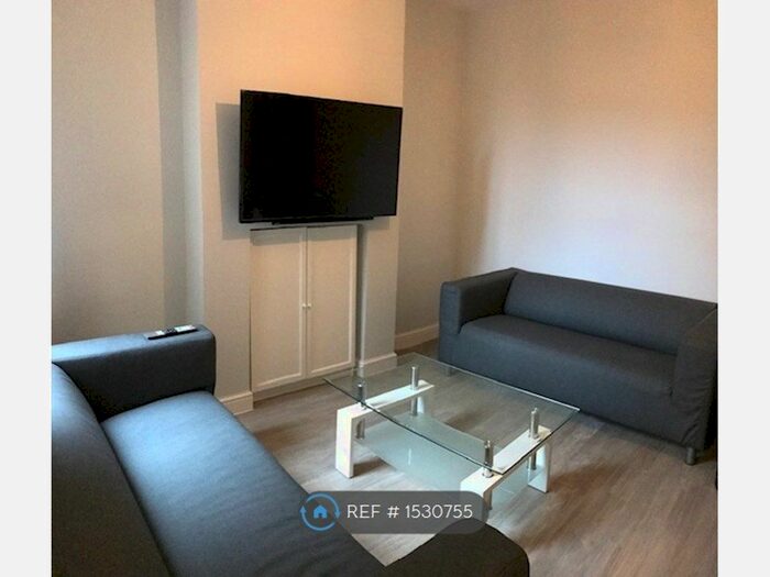 5 Bedroom End Of Terrace House To Rent In Newnham Avenue, Bedford, MK41