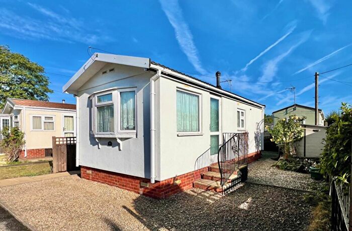 1 Bedroom Park Home For Sale In Kimble Park, Little Kimble, Aylesbury, HP17