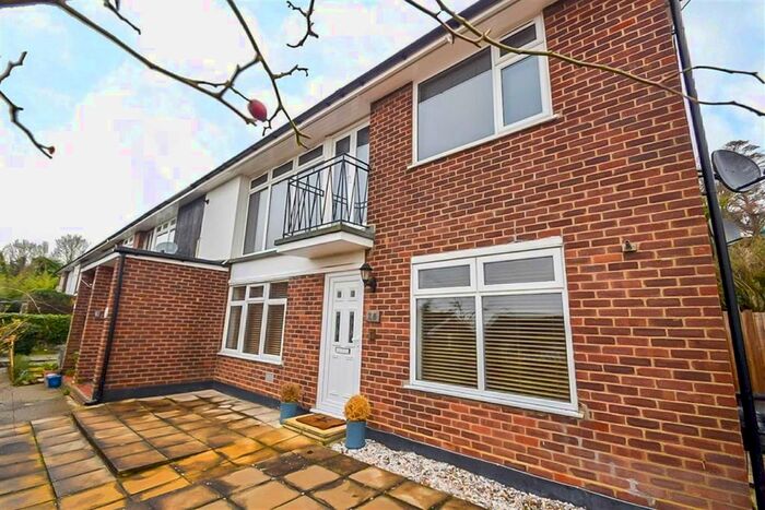 2 Bedroom Flat To Rent In Laurel Close, Leigh-On-Sea, Essex SS9