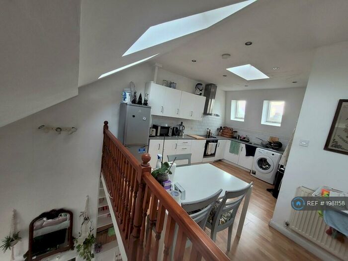 3 Bedroom Flat To Rent In Elspeth Road, London, SW11