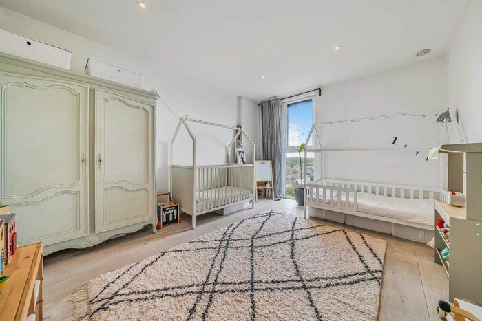 2 Bedroom Flat For Sale In Central Avenue, London, SW6