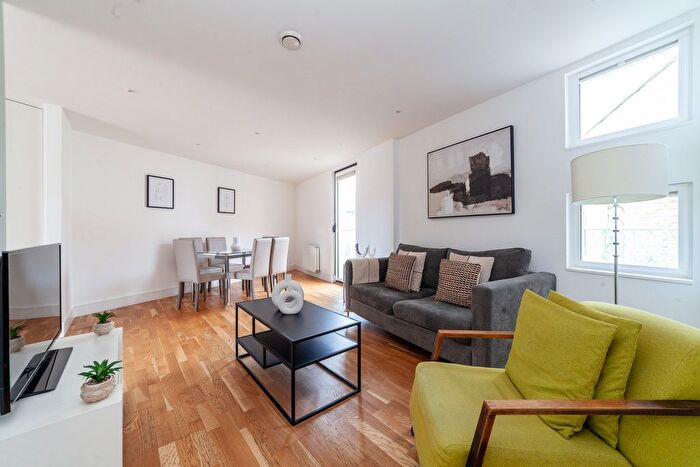 3 Bedroom Flat To Rent In Keymer Place, London, E14