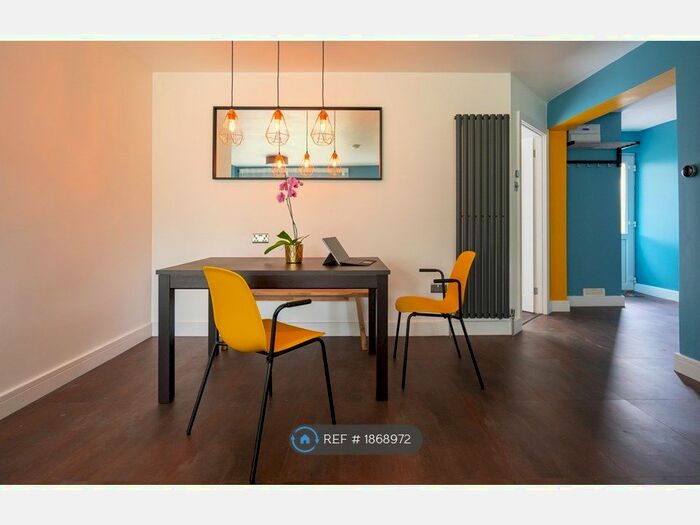 3 Bedroom Maisonette To Rent In Turnpike Link, Croydon, CR0