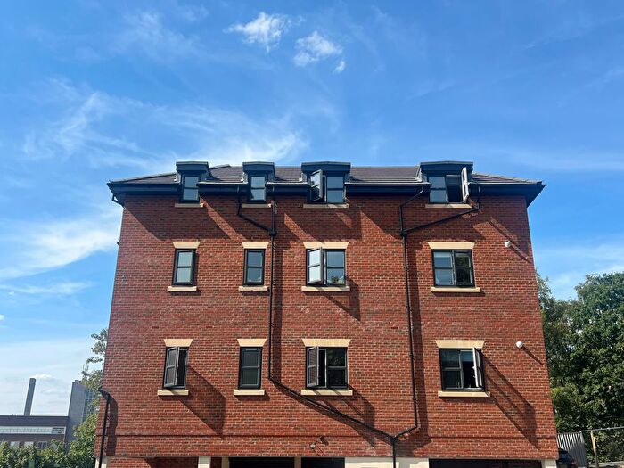2 Bedroom Flat To Rent In Crescent Drive, Aldershot, GU12