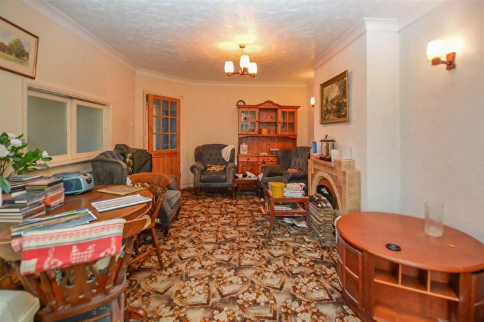2 Bedroom Bungalow For Sale In Cedar Road, Hutton, Brentwood, CM13