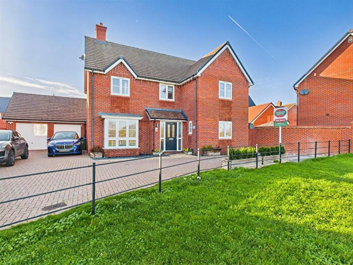 4 Bedroom Detached House For Sale In D'arcy Close, Berryfields, Aylesbury, HP18