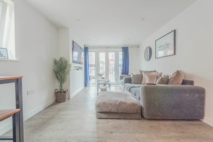 2 Bedroom Flat To Rent In Alexander Square, Eastleigh, Hampshire, SO50