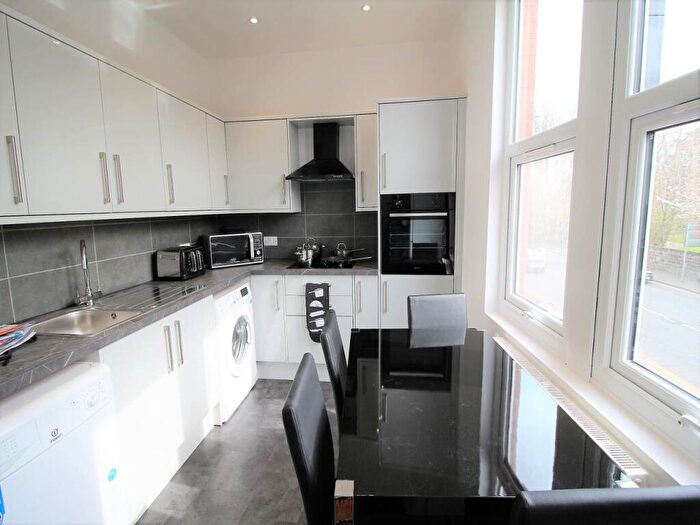 1 Bedroom Flat To Rent In Kirkstall Lane (room ), Headingley, Leeds, LS6
