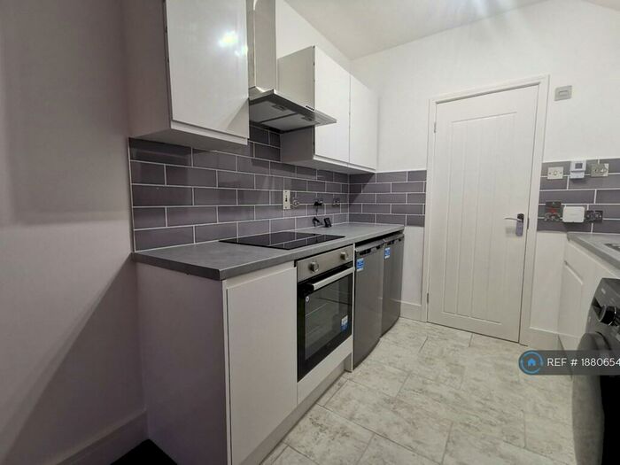 2 Bedroom Flat To Rent In Pitcroft Avenue, Reading, RG6
