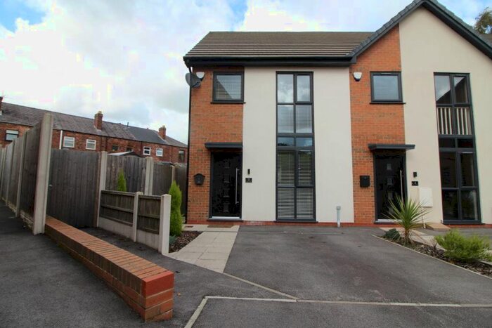 3 Bedroom Town House To Rent In Rosemont Place, Orrell, Wigan, WN5