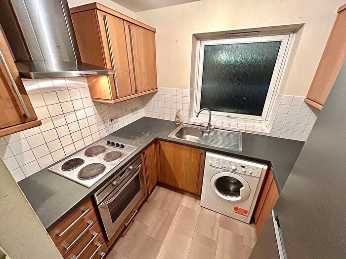 2 Bedroom Flat To Rent In Chamberlain Close, Ilford, IG1