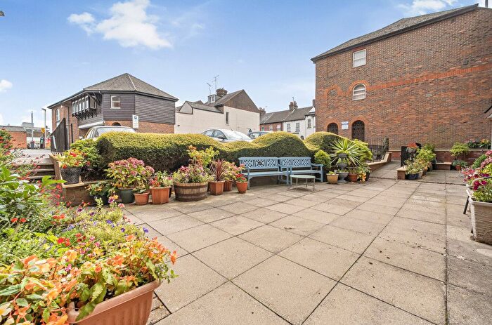 2 Bedroom Flat For Sale In Albion Street, Dunstable, Bedfordshire, LU6