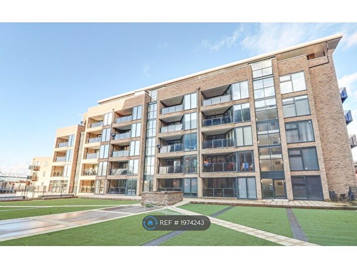 2 Bedroom Flat To Rent In Pullman Square, Grays, RM17