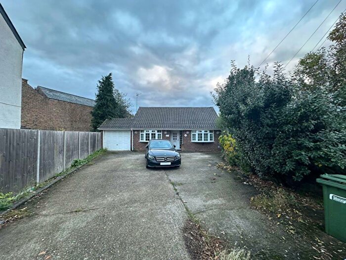 3 Bedroom Detached Bungalow To Rent In Slough, Berkshire, SL3