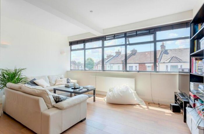 4 Bedroom Flat To Rent In Villiers Road, London, NW2