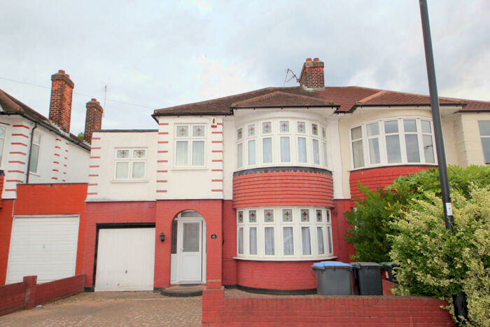 4 Bedroom Semi-Detached House To Rent In Firs Park Avenue, Winchmore Hill, N21