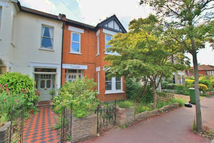 2 Bedroom Flat To Rent In Western Road, Leigh On Sea, Essex, SS9