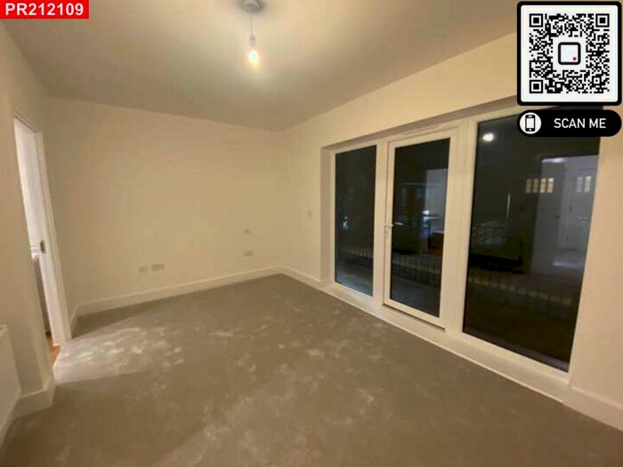 4 Bedroom Detached House To Rent In Beatrice Square, Tadworth, KT20