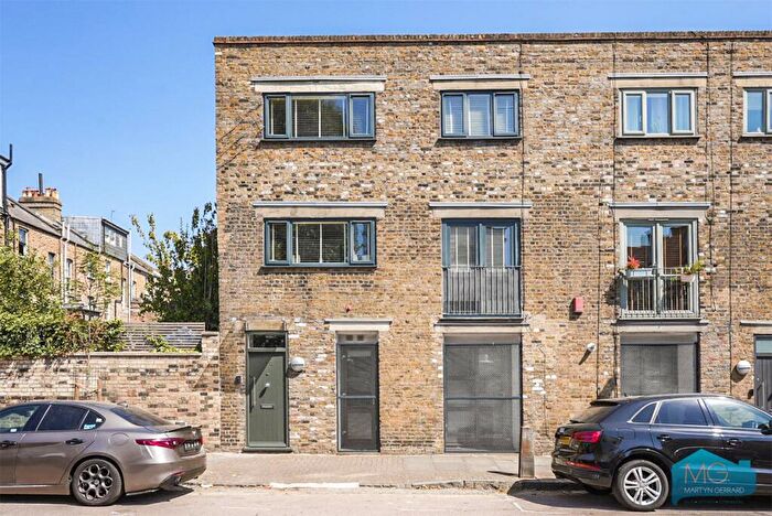 2 Bedroom Apartment For Sale In Annette Road, London, N7