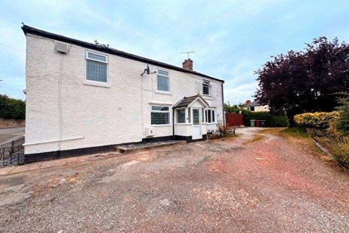 3 Bedroom Semi-Detached House To Rent In St. Lawrence Road, Chesterfield, S42