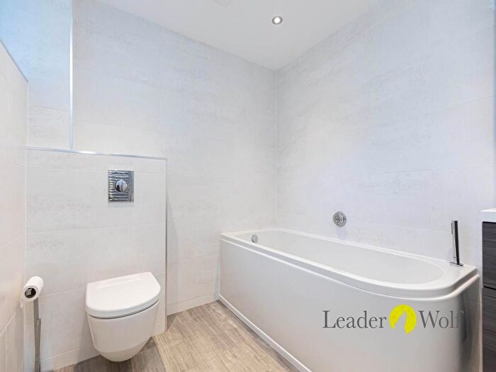 3 Bedroom Flat To Rent In Martello Road South, Canford Cliffs, Poole, BH13