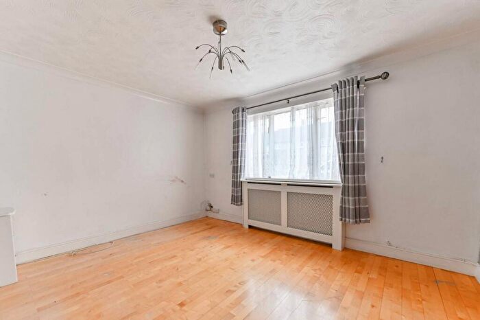 3 Bedroom Semi-Detached House To Rent In Bishops Close, Sutton, SM1