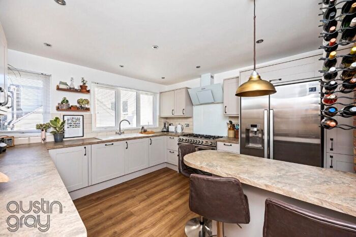 2 Bedroom Flat For Sale In The Green, BN42
