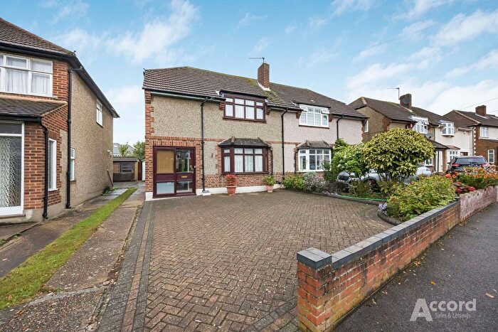 3 Bedroom Semi-detached House For Sale In Dee Way, Romford, RM1