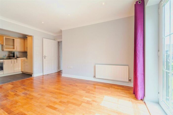 2 Bedroom Flat To Rent In Honiton Gardens, Mill Hill, NW7