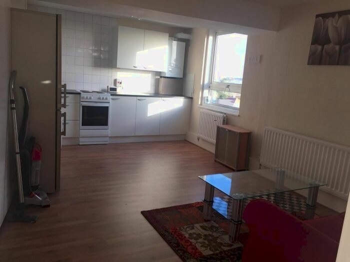 2 Bedroom Flat To Rent In Benson Close, Hounslow, Greater London, TW3