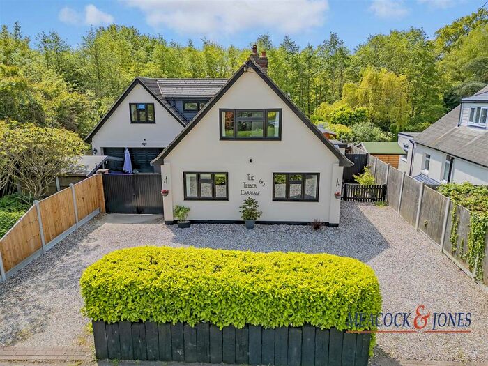 4 Bedroom Detached House For Sale In Billericay Road, Herongate, Brentwood, CM13