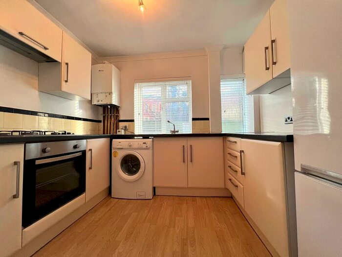 2 Bedroom Flat To Rent In Hollydene, Beckenham Lane, Bromley, BR2