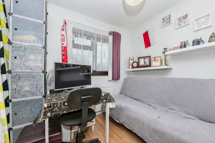 2 Bedroom Terraced House For Sale In Chiltern Gardens, Waller Avenue, Luton, Bedfordshire, LU4