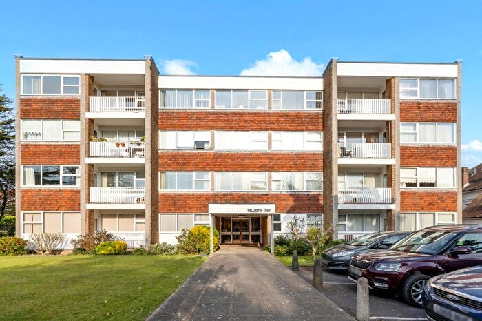 2 Bedroom Flat For Sale In Grand Avenue, Worthing, BN11