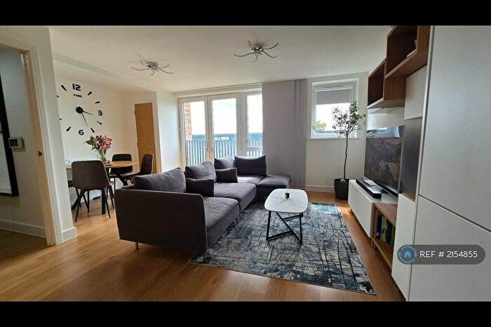 2 Bedroom Flat To Rent In Nailsworth Crescent, Merstham, Redhill, RH1