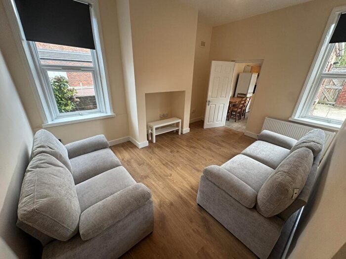2 Bedroom Flat To Rent In Simonside Terrace, Heaton, Newcastle Upon Tyne, NE6