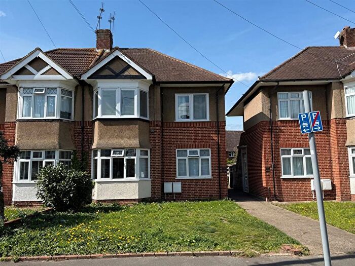 2 Bedroom Maisonette For Sale In Amesbury Road, Feltham, TW13