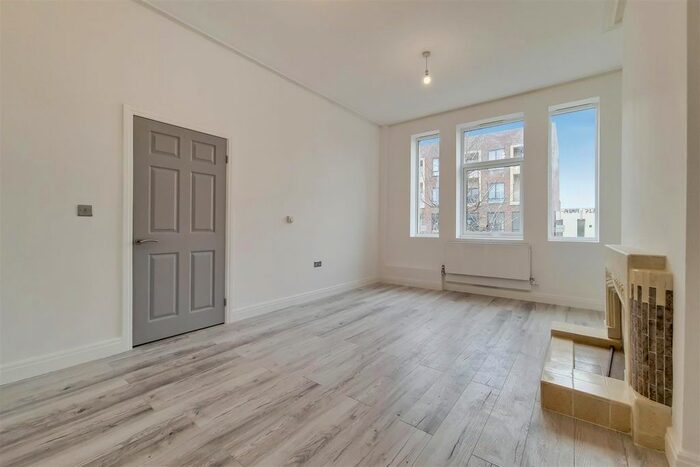 3 Bedroom Flat To Rent In Mitcham Road, London, SW17