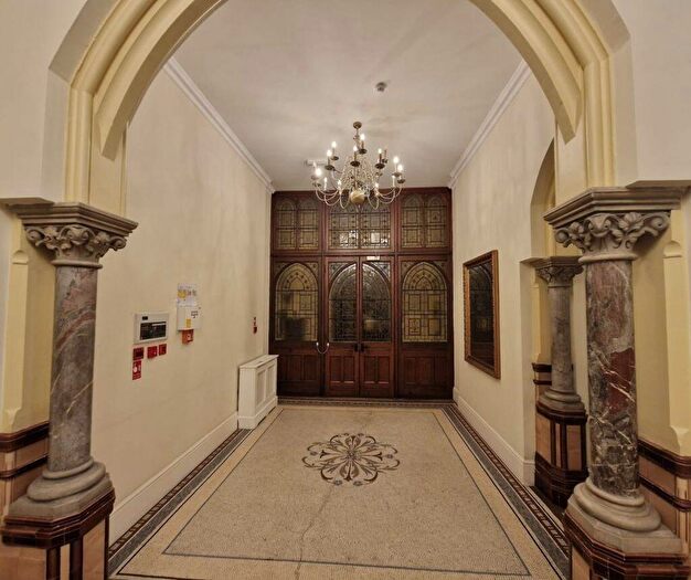 2 Bedroom Apartment To Rent In Chigwell, IG8