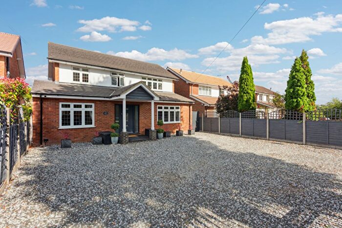 4 Bedroom Detached House For Sale In Bedmond Road, Leverstock Green, Hemel Hempstead, Hertfordshire, HP3