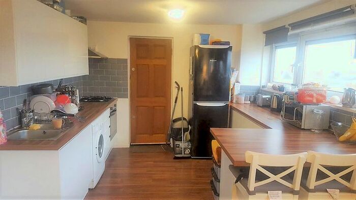 2 Bedroom Flat To Rent In Oaks Lane, Ilford, IG2