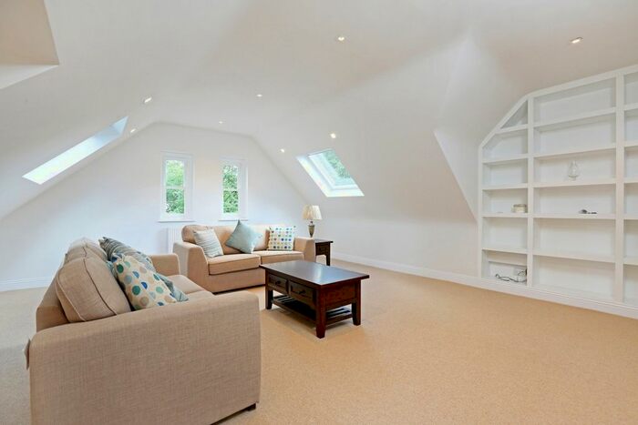 3 Bedroom Flat To Rent In Spring Grove Road, Richmond TW10