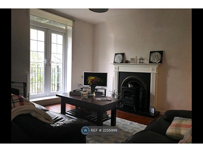 3 Bedroom Flat To Rent In Sandon House, London, SW2