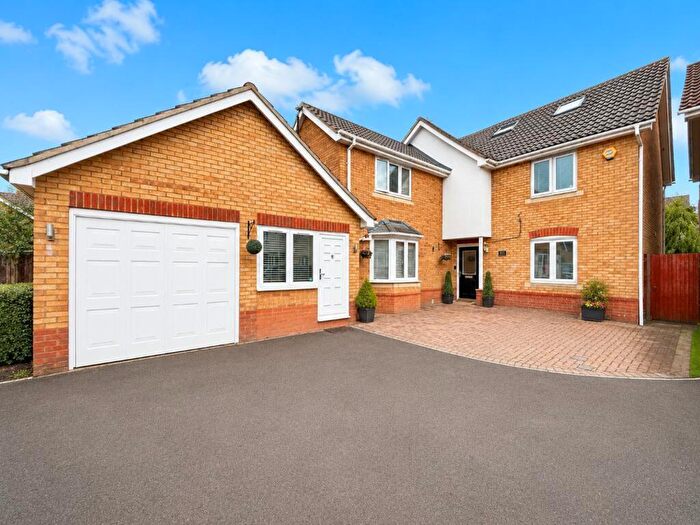 6 Bedroom Semi-Detached House For Sale In Morgan Close, Luton, LU4