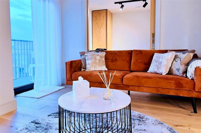 3 Bedroom Flat To Rent In Tower Bridge Road, Tower Bridge, SE1