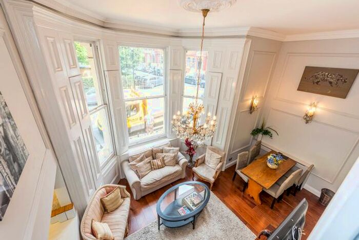 2 Bedroom Flat To Rent In Earls Court Square, Earls Court, London, SW5