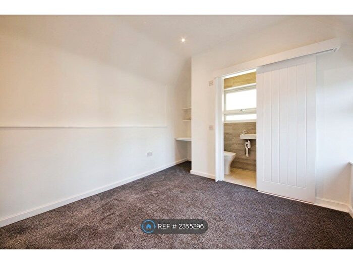 2 Bedroom Semi-Detached House To Rent In Woodhouse Road, London, N12