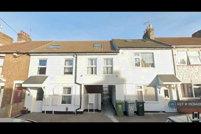 1 Bedroom Flat To Rent In Cowper Road, Sittingbourne, ME10