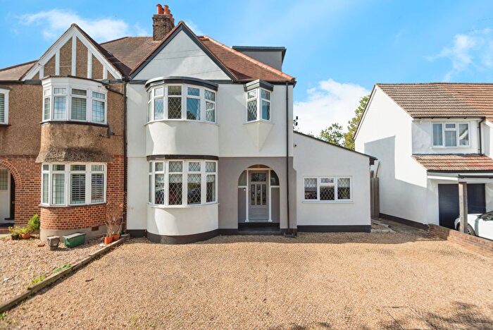 5 Bedroom Detached House For Sale In Lynwood Drive, Worcester Park, KT4